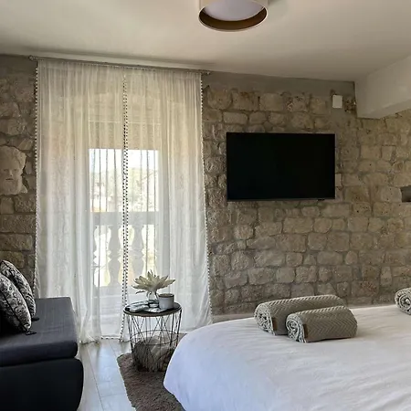 Πανσιόν Exalto Τρογκίρ